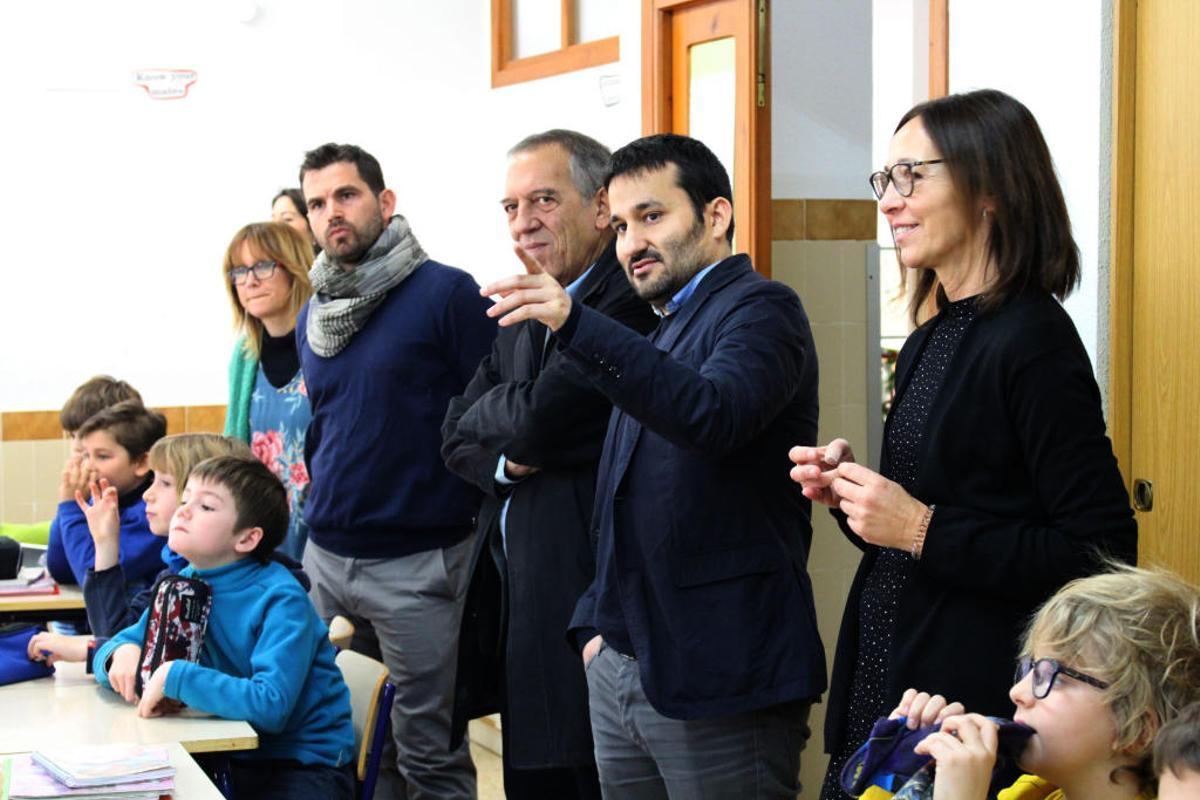 Marzà y Soler en el colegio público Censals de Castelló junto al auxiliar y la maestra de inglés.