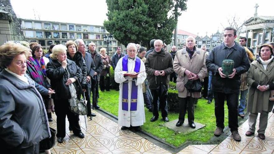 Responso no camposanto de San Pedro da Ramallosa. Zulueta de Haz, á dereita do familiar que porta as cinzas de Del Riego.  // José Lores