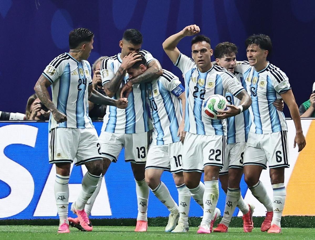Messi, en el centro, celebra su gol de este martes con sus compañeros.