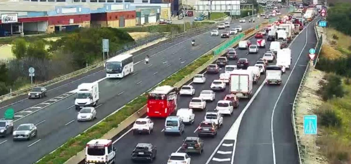 Imagen de la V-31 a la altura de Beniparrell, con el tráfico sentido Valencia colapasado