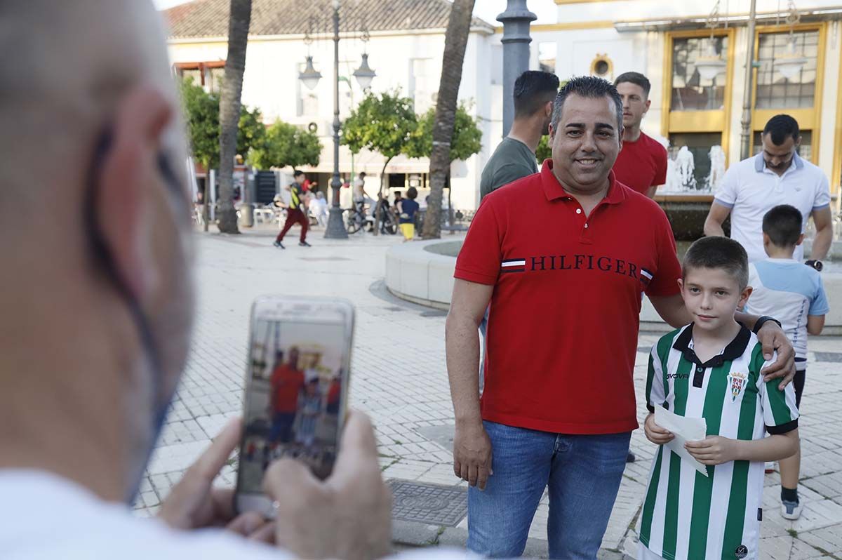 Baño de masas para el Córdoba CF en la Peña Cordobesista Cañero