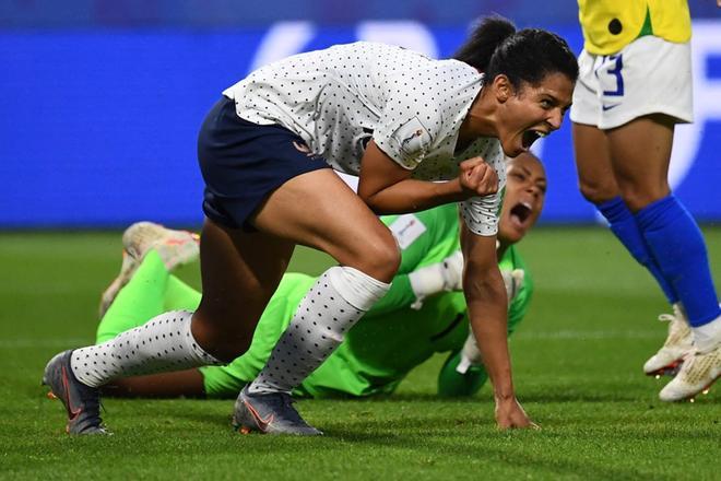 La delantera de Francia, Valerie Gauvin, celebra después de marcar un gol durante la ronda de dieciséis partidos de fútbol de Francia 2019 de la Copa Mundial Femenina de Francia y Brasil, en el estadio Oceane en Le Havre, en el noroeste de Francia.