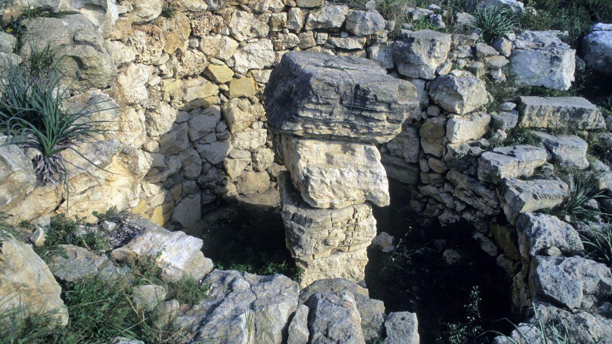 Son Fornés es un yacimiento arqueológico de era prehistórica, ubicado en las inmediaciones de Montuiri.