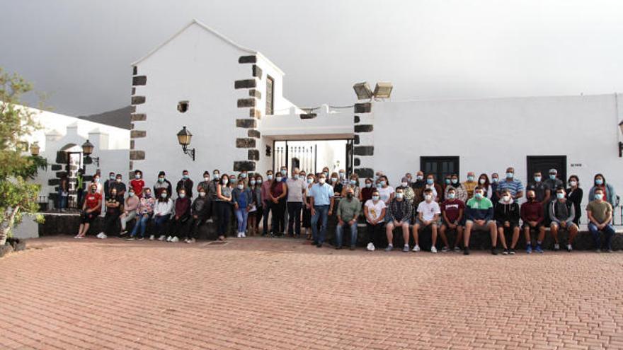 Alumnos-trabajadores, el equipo coordinador y responsables municipales, el viernes, en el albergue de Tegoyo.