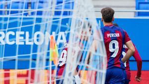 Percan celebra con sus compañeros del Barça Atlètic el gol de la victoria ante el Lugo