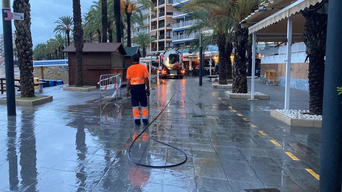 La dana deja hasta 72 litros en Torrevieja y un vertido de aguas residuales en la playa del Cura