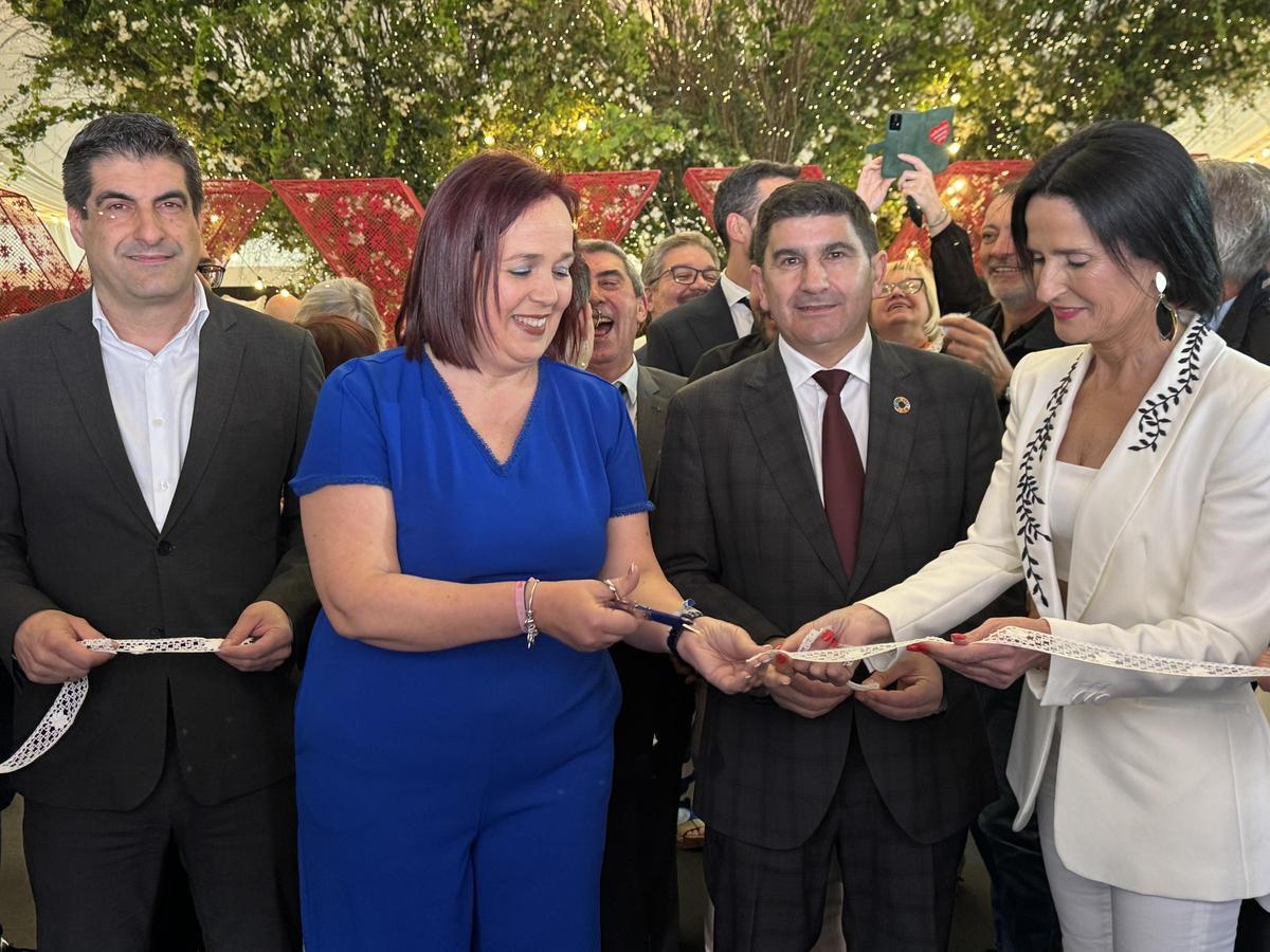 Gabriel Alén, esquerda, Sandra Insua, Pedro Blanco e Encarna Liñeiro cortando a cinta inaugural.