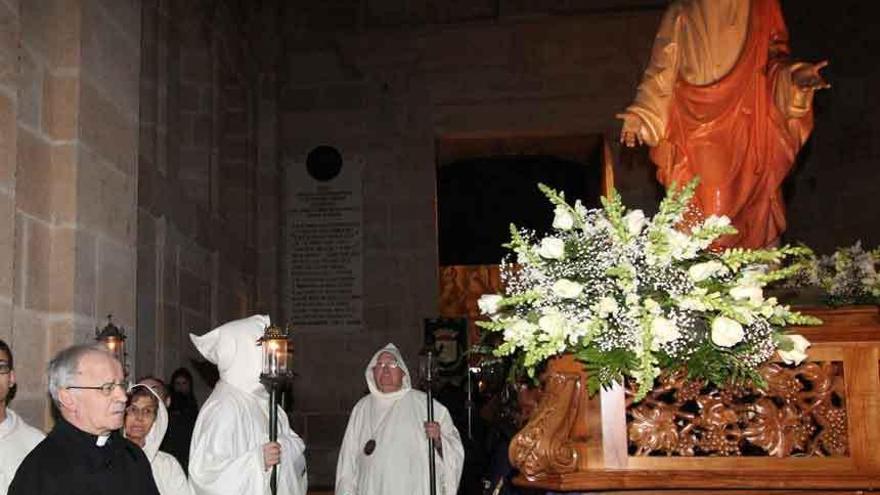 El obispo presencia la salida del paso titular de Luz y Vida.