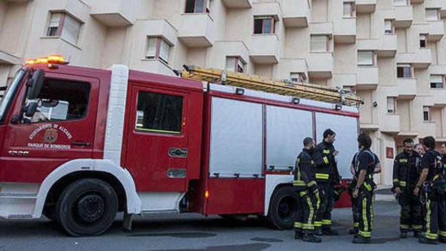 Bomberos junto a la residencia de Alicante.