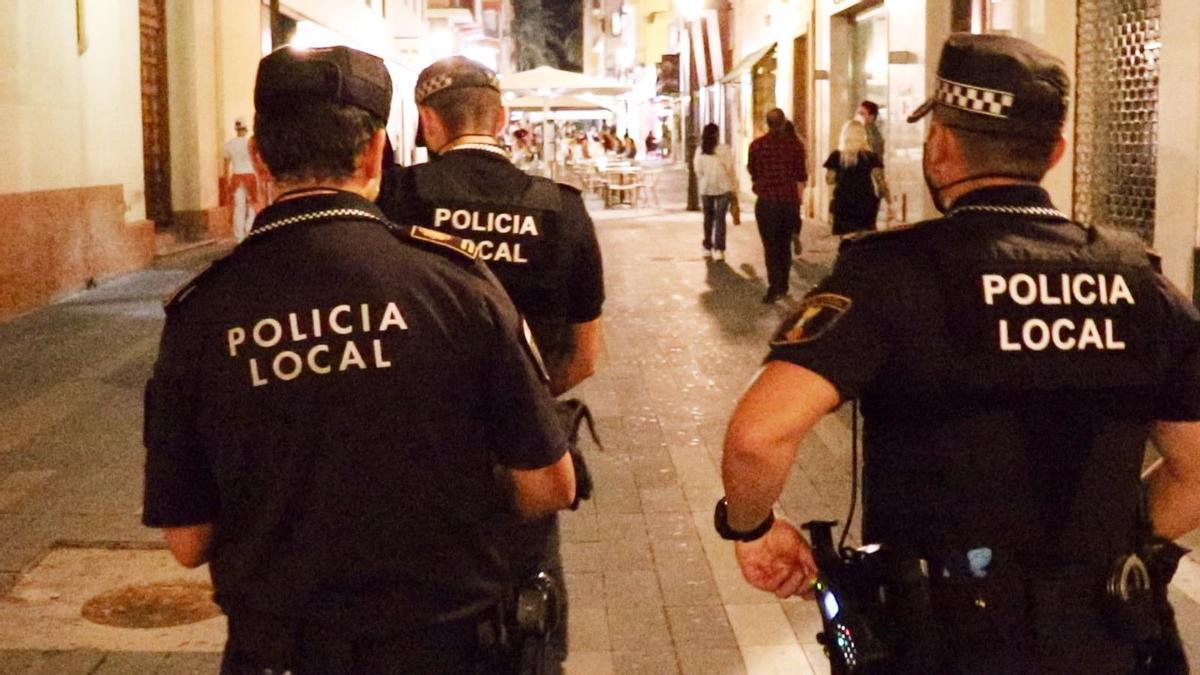 Policías de Alicante, este pasado fin de semana, en una zona de ocio. A la derecha, la Policía informa a locales de ocio de las nuevas restricciones horarias en Elche, el viernes. 