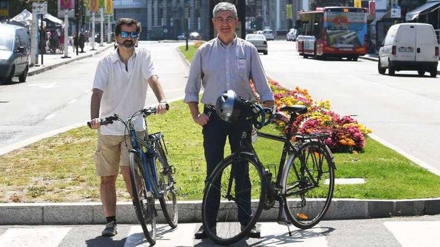 Anxo Carracedo y Joaquín Vilas, con sus bicicletas en el punto donde comenzará el carril bici que llegará hasta el puente de A Pasaxe.