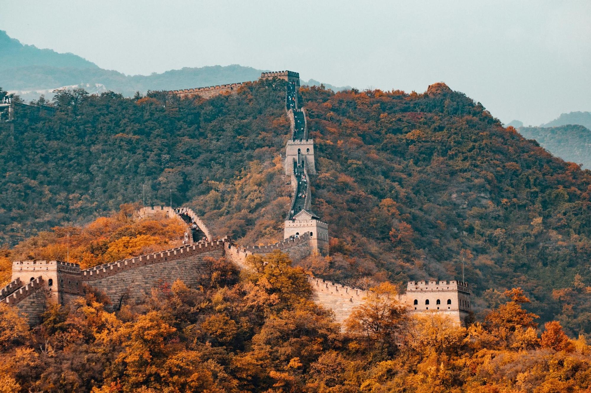 26 siglos de historia, más de 21.000 kilómetros de largo y un vuelo en helicóptero: cómo visitar el monumento más grande del mundo desde el aire