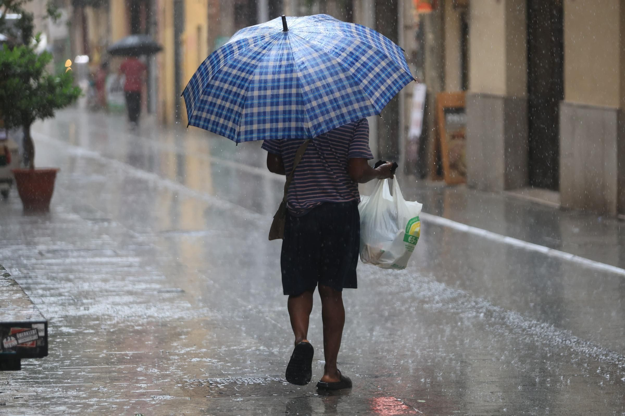 La lluvia cae con fuerza en el centro de València