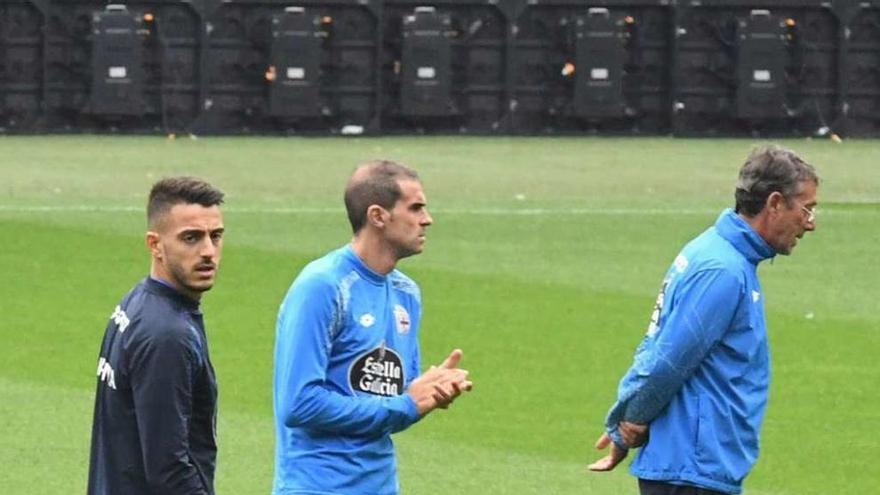 Gaizka Garitano, en el centro, entre Joselu Mato y José Ángel Franganillo sobre el césped de Riazor.