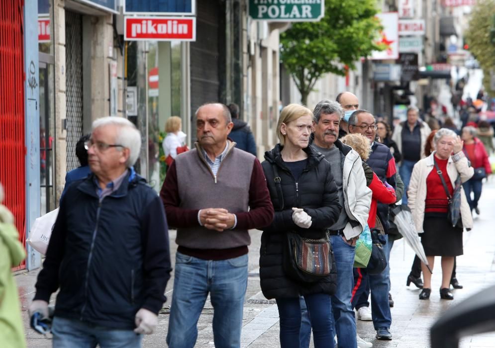 Los mayores de 70 y las personas dependientes de Vigo aprovecharon este sábado el primer día para salir a la calle durante la desescalada de medidas del coronavirus.