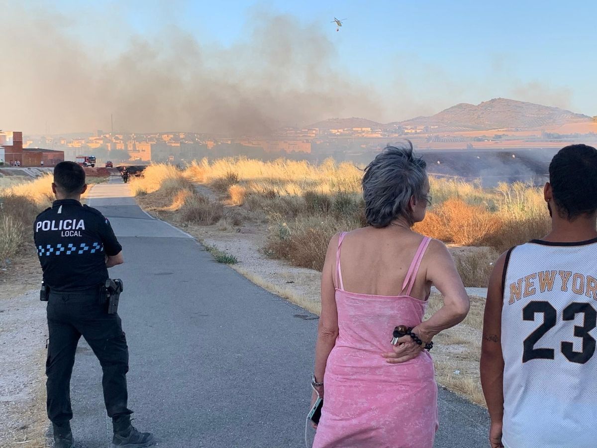 Vecinos y agentes de la Policía Local en uno de los incendios en Puente Genil.