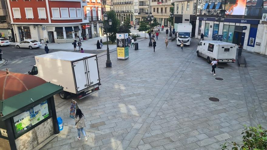 Vehículos en la Praza de Galicia, ayer.