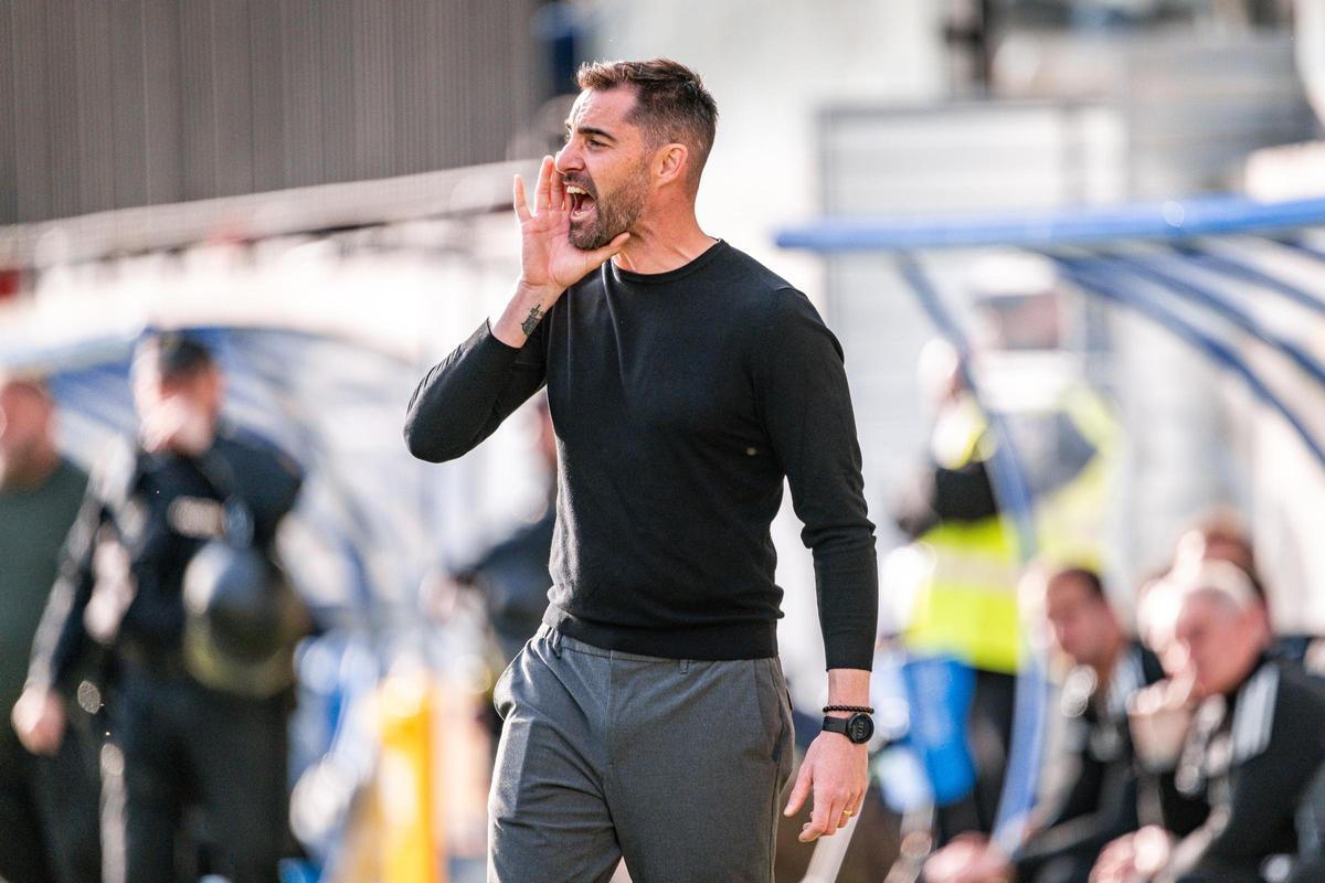 Sellés da instrucciones durante el partido ante el Andorra.