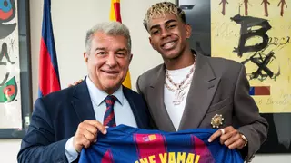 Lamine Yamal, el nuevo 10, renueva de la mano de su abuela Fátima: "El Barça es toda mi vida"