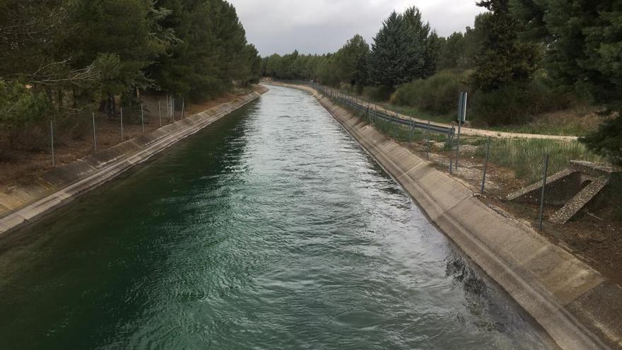 Un canal con agua para regadío procedente del Tajo.