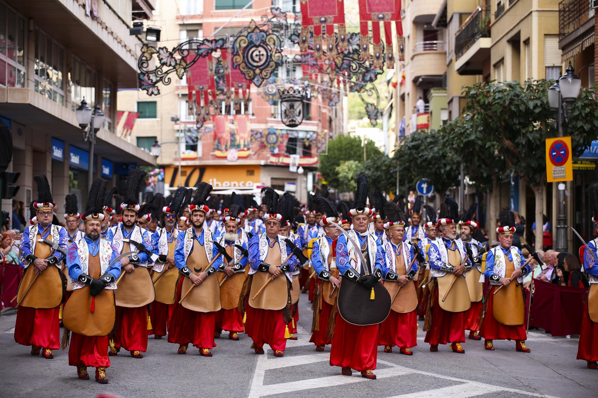 Procesión de la patrona de Villena, La Morenica, Virgen de las Virtudes, en las fiestas de Moros y Cristianos.