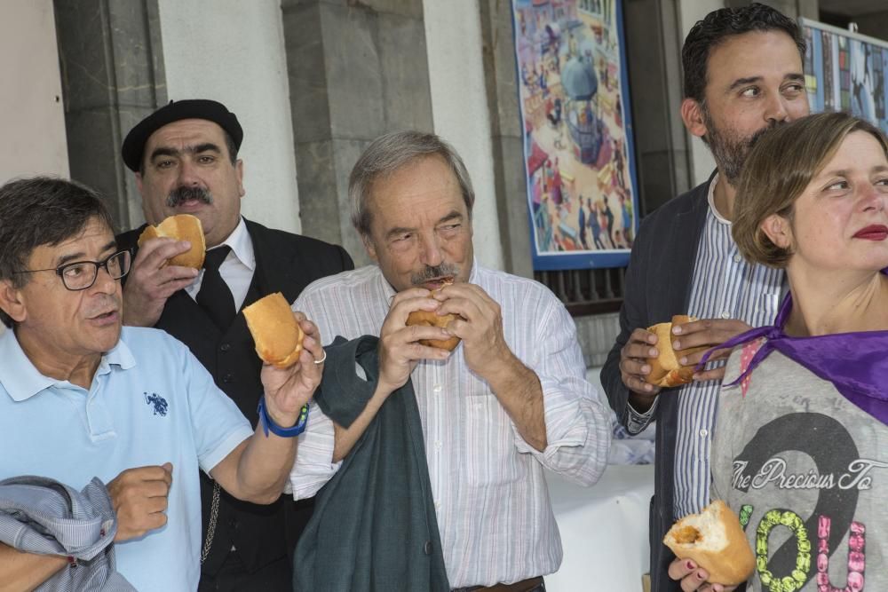 Alcalde y concejales del Ayuntamiento de Oviedo celebran el día del bollo