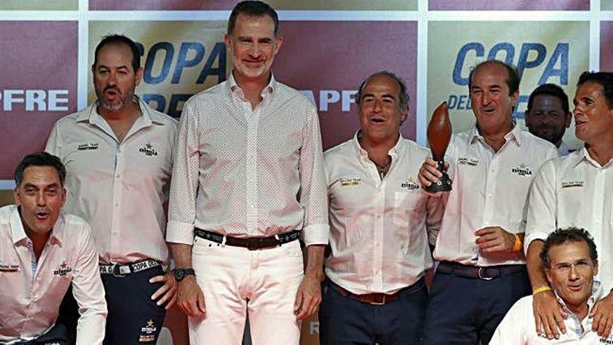 El Rey Felipe VI con la tripulación del &#039;Estrella Damm&#039;, ayer, en la ceremonia de entrega de premio de la Copa del Rey Mapfre.