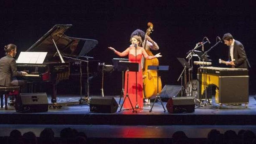 Ana Nebot, en el centro, durante el recital de canción francesa que dio ayer en el Campoamor.