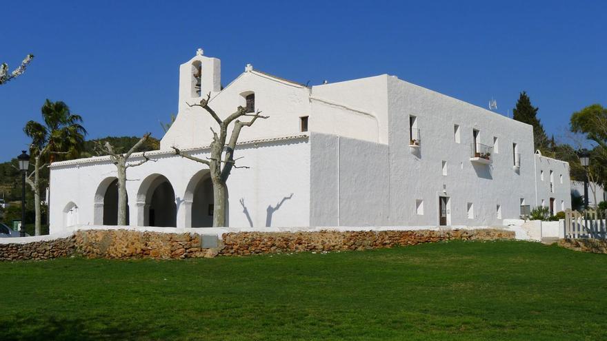 El fulgor de la iglesia de Sant Carles desde el prado