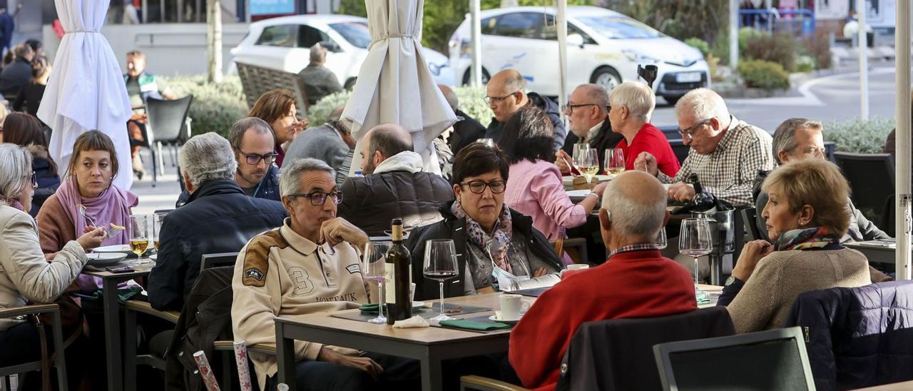 Imagen que presentaban este viernes las terrazas de la plaza de los Luceros de Alicante a la hora de la comida.  | HÉCTOR FUENTES