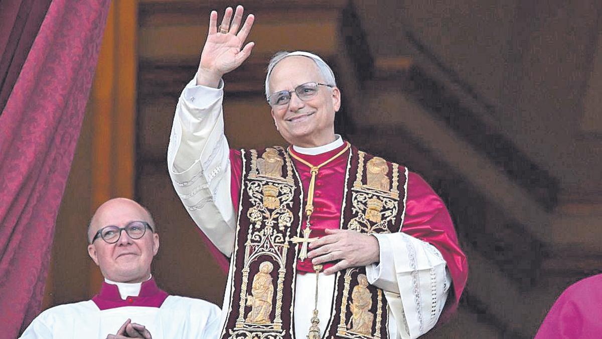 El papa León XIV en el balcón de la Basílica de San Pedro