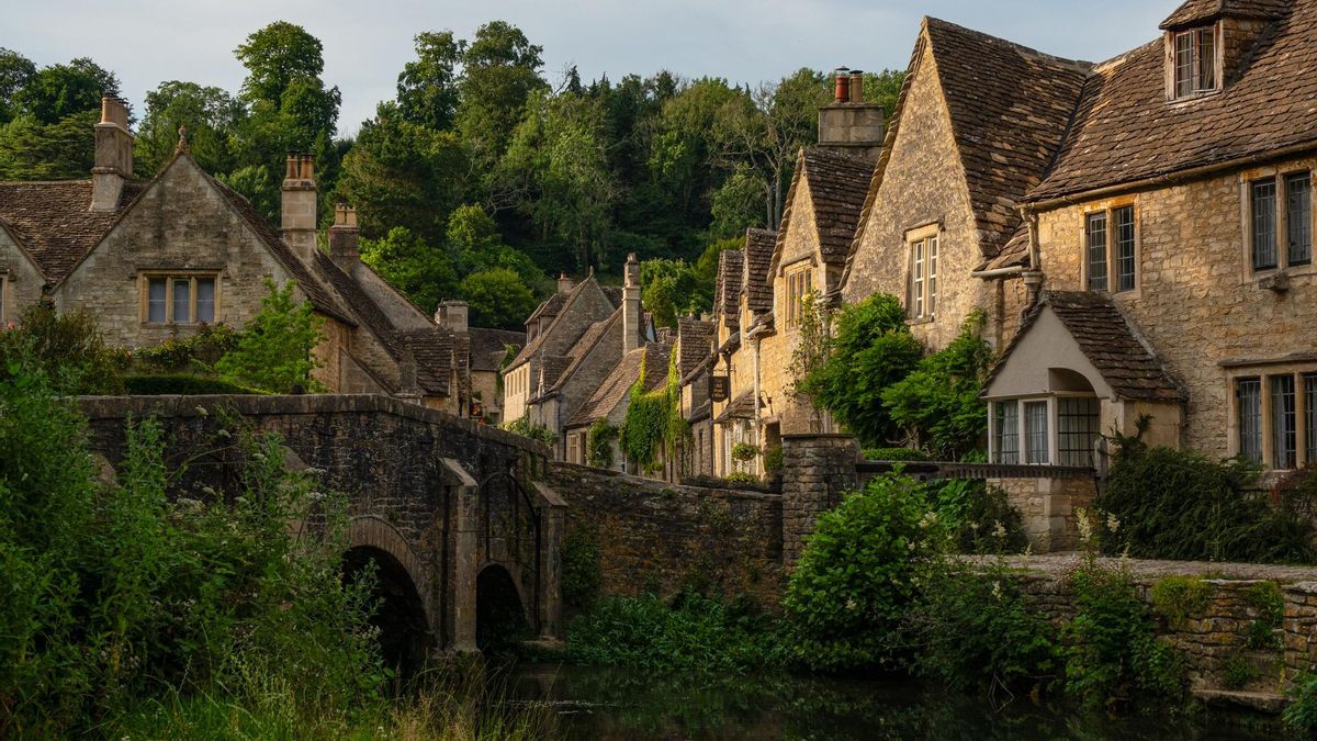 El pueblo medieval más bonito del mundo está lleno de casitas de piedra entre verdes colinas