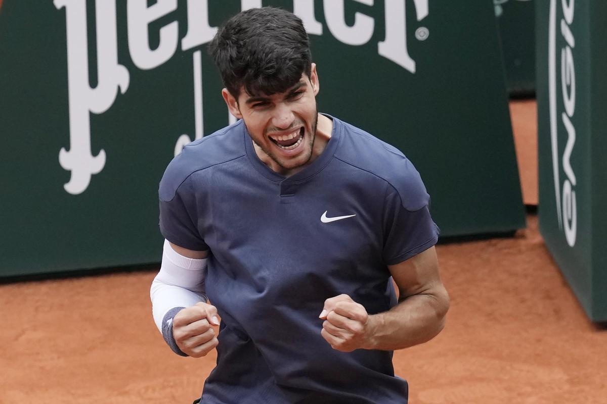 Carlos Alcaraz celebra su victoria ante Auger-Aliassime en Roland Garros.
