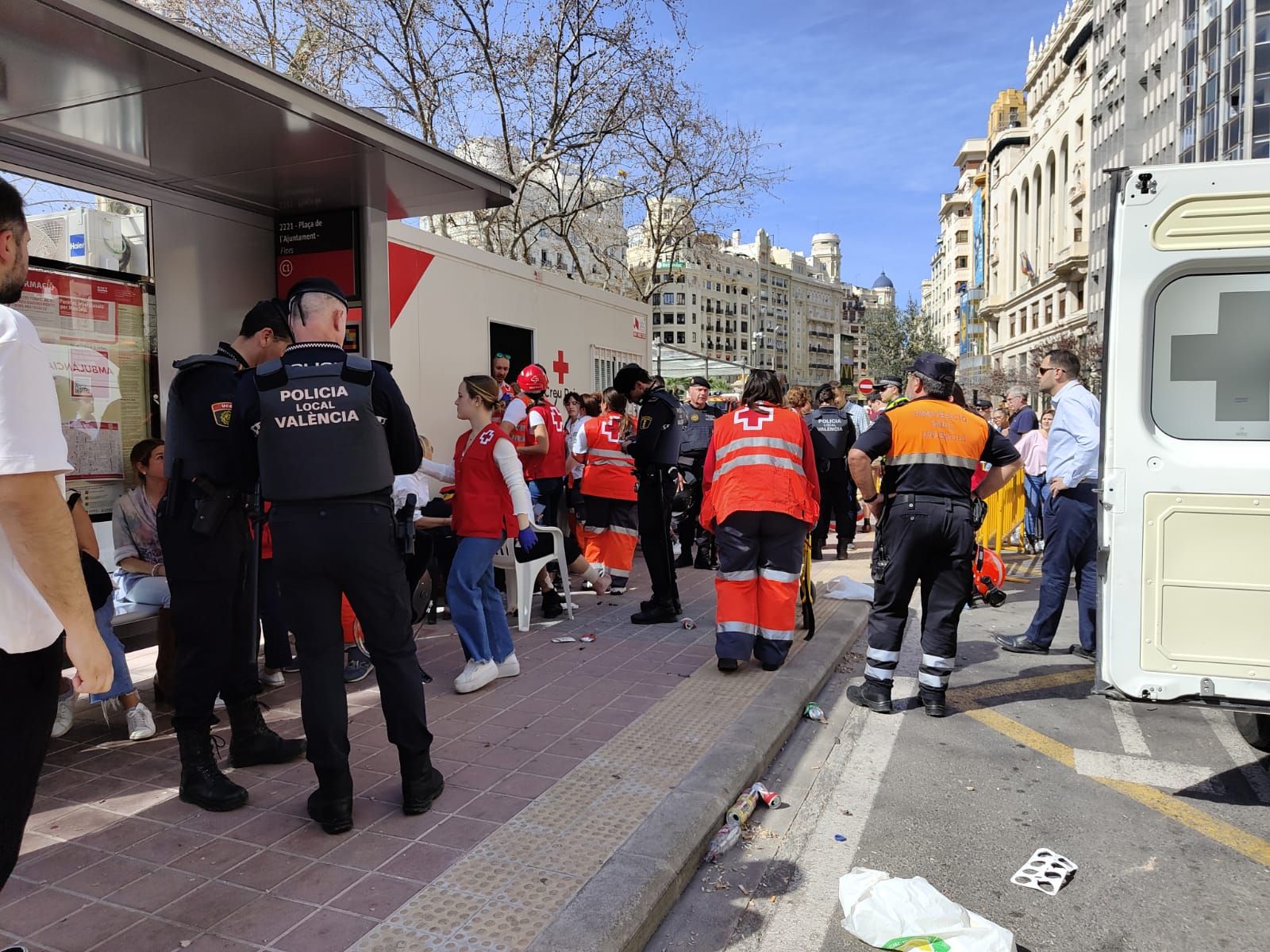 Alrededor de 20 personas resultan heridas en la mascletà al desviarse una carcasa