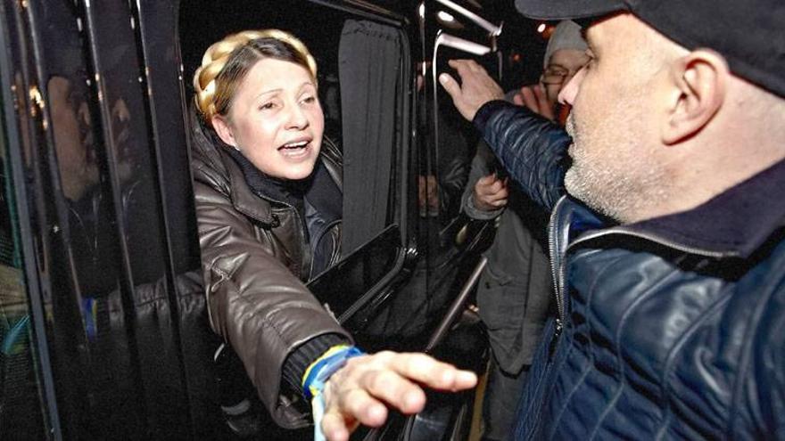 Timoshenko recobra la libertad y viaja a Kiev para dirigirse al Maidán