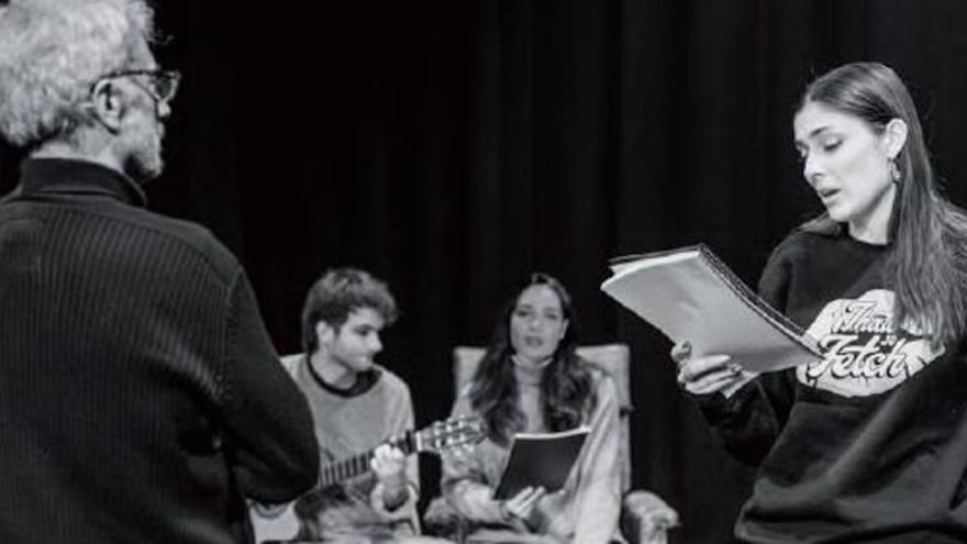 Adolfo Fernández dirige a Adriana Ubani durante los ensayos de «Sensación térmica». | K PRODUCCIONES