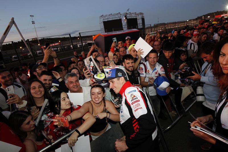 Ambientazo en Cheste | La afición disfruta con el Pit Walk