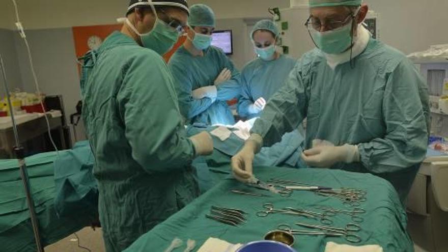 Uno de los quirófanos del Hospital General de Elche, durante una intervención.