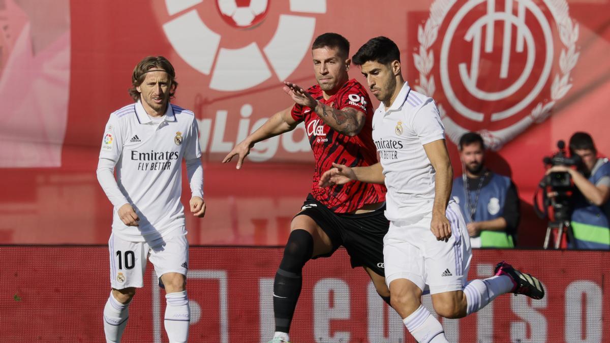 Asensio conduce el balón ante la presión de Nastasic.