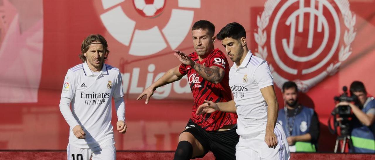 Asensio conduce el balón ante la presión de Nastasic.