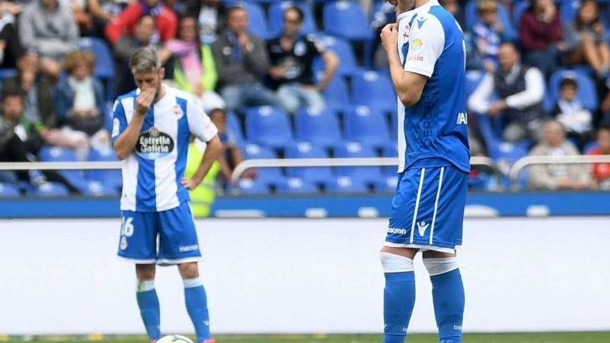 Lucas Pérez, en primer término, en el partido frente a la Real Sociedad.