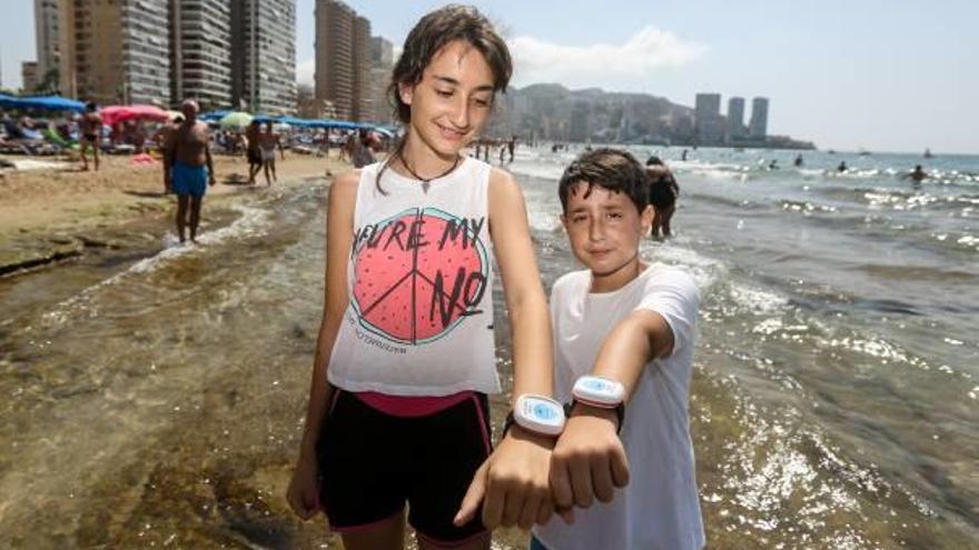 Dos pequeños turistas probando los dispositivos del proyecto «Drop», ayer en Levante.