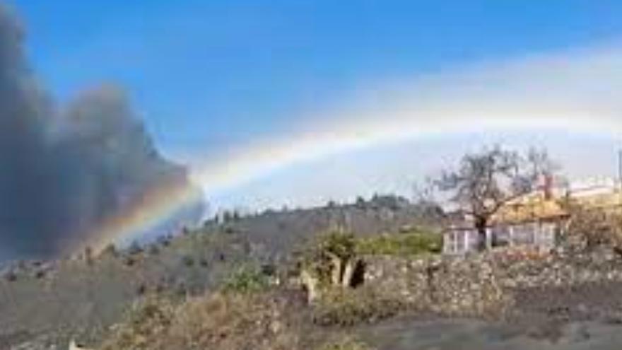 Un arcoíris entre la ceniza, la llamativa imagen del volcán de La Palma