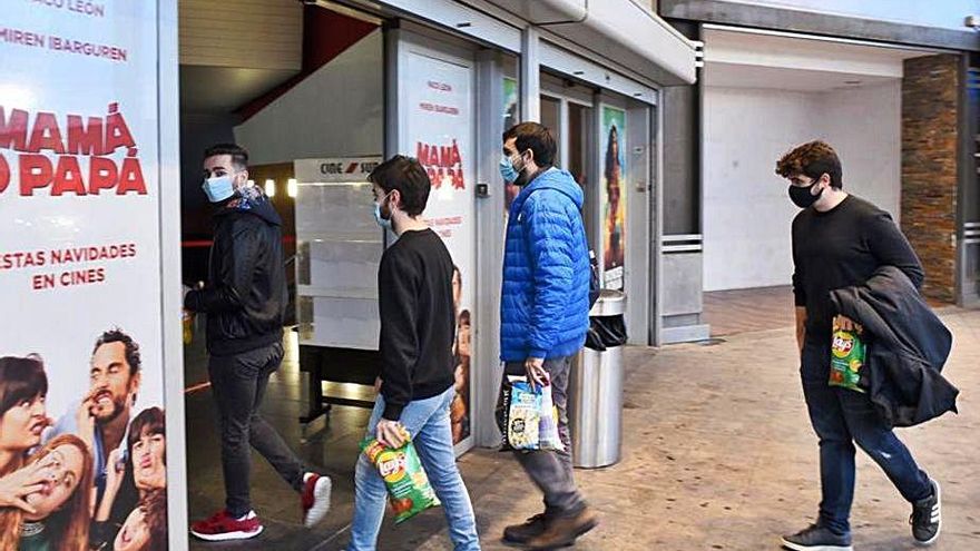 Varios jóvenes entran en los cines El Tablero, en diciembre pasado.