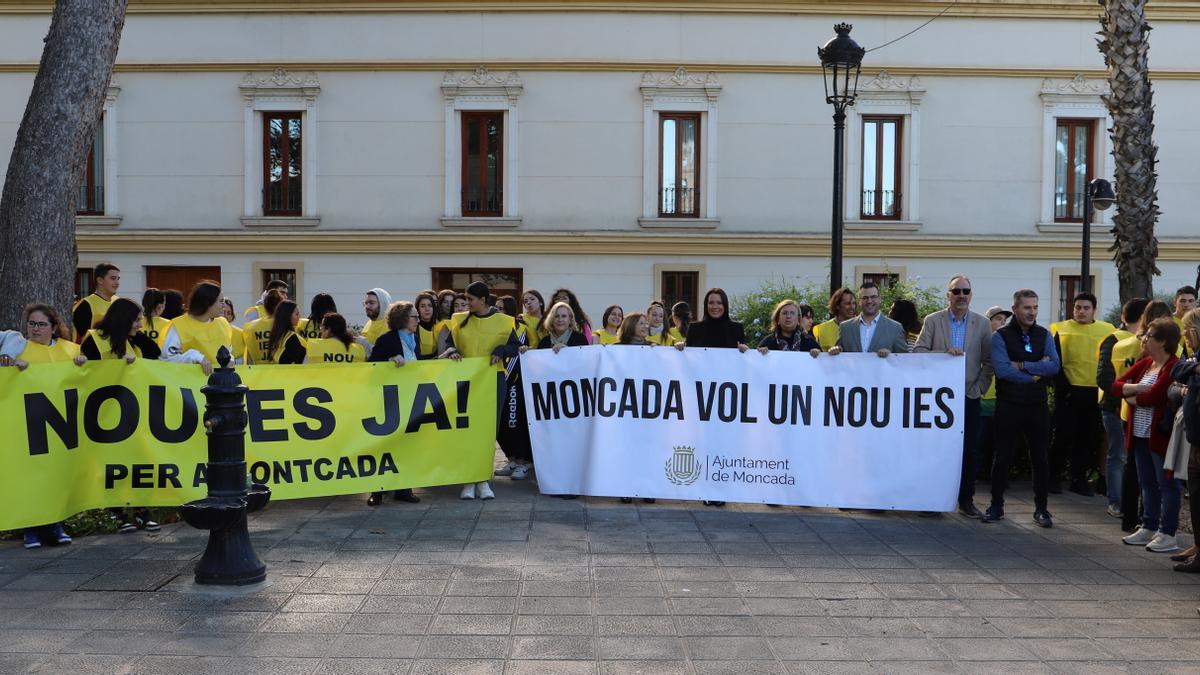 Foto de la última manifestación ante el ayuntamiento de Moncada hace dos semanas.