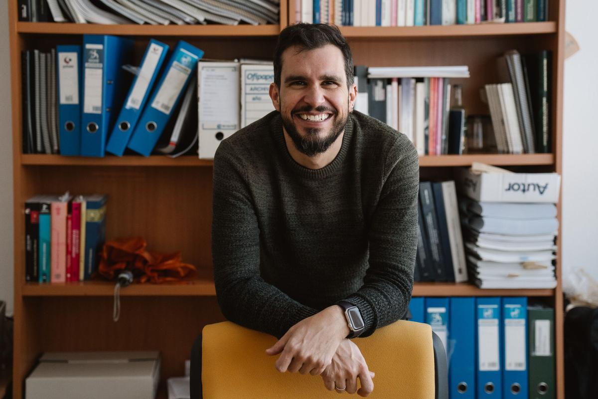 Rafael Linares, fotografiado en su despacho de la URJC.