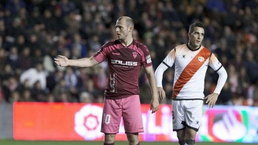 Zozulia en Vallecas, ante un jugador del Rayo antes de suspenderse el partido en diciembre.