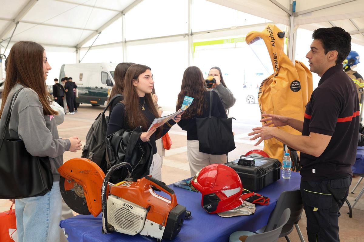 Un bombero hablando con alumnas en la feria de orientación educativa Orienta-t