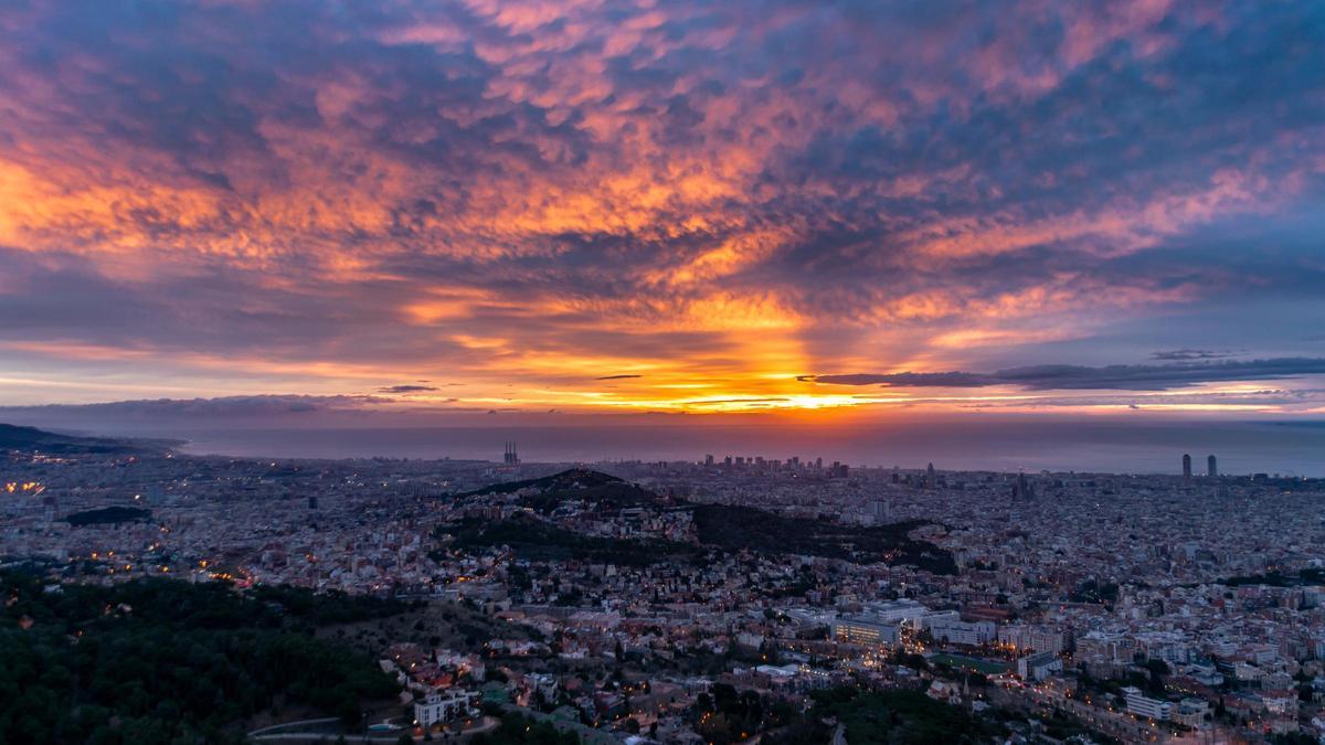 Fantástico amanecer con altostratus mamma iluminados por el Sol, el 26 de febrero de 2024