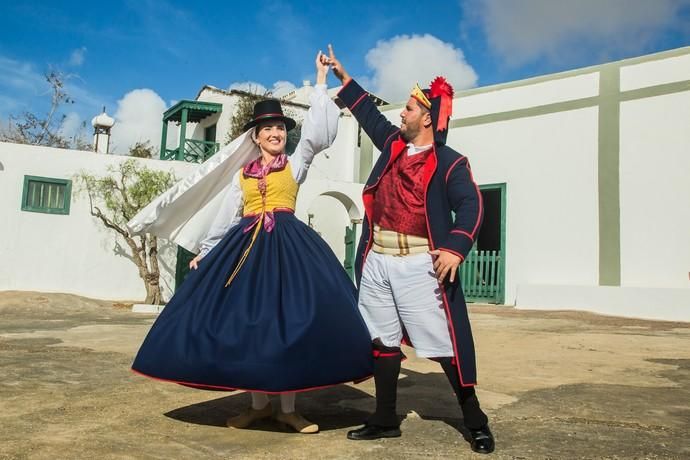 Boda con vestimenta de típicos de Gisela y Aday